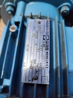 Elektromotor s převodovkou a navijákem. - 5