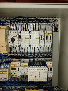 Elektro rozvaděč plný elektroniky - 5
