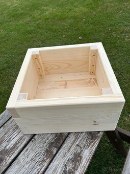 Masivní dřevěný truhlík - 5