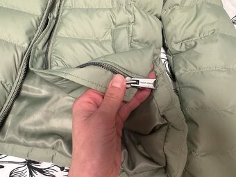 Tommy Jeans dámská péřová bunda s kožešinou Zelená XXS - 5