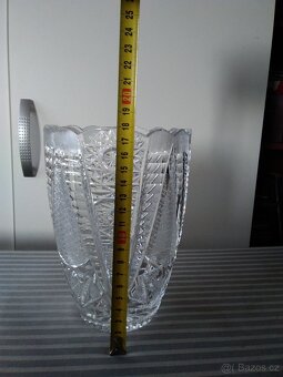 Skleněná broušená váza. - 5