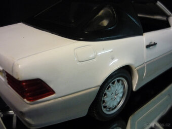 Mercedes Benz 500 SL Soft Top Revell 1/18 - 5