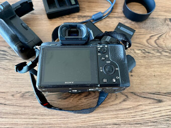 Prodám Sony A7 II + Sony FE 50mm f/1.8 + battery grip atd... - 5