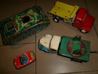 Prodám různé plechové a dřevěné hračky. Dřevěný červený trak - 5