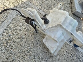 nadrž odstrikovacu vc.motorku VW Passat B6 - 5