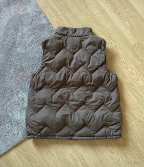 Hnědá vesta se zajímavým prošíváním - 5