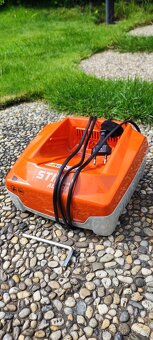 Rychlonabíječka a akumulátor STIHL - 5