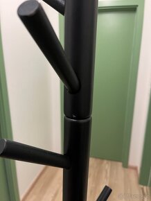 Černý designový stojanový věšák - 5