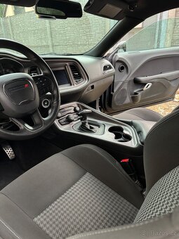 Dodge challenger 5.7 rok 2022 najeto 28000 km - 5