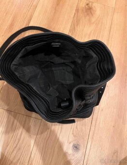 Černá kožená crossbody kabelka značky Majo - 5