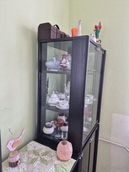 Černá obývací stěna s vitrínou - 5