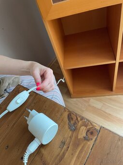 osvětlená vitrína s poličkami - 5