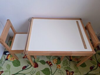 Dětský stůl se židlemi IKEA LÄTT vč. držáku na roli papíru - 5