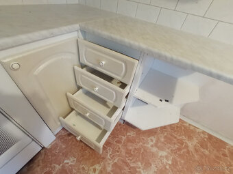 Starší světlá kuchyň s dřezem a sporákem - 5