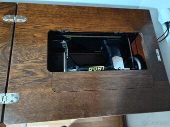 Prodám skříňový zachovalý funkční šlapací šicí stroj LADA - 5