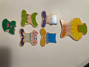 Magnetická dřevěná panenka skládačka oblíkací - 5