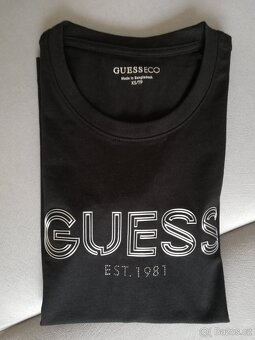 Dámské černé tričko Guess - 5