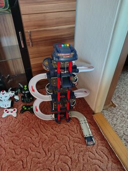 Garáž na autíčka s funkčním výtahem, roboti.. - 5