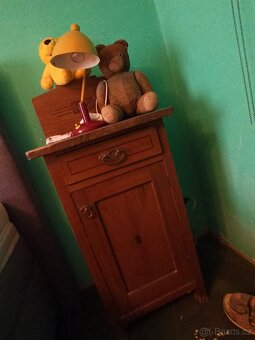 STAROŽITNÝ NÁBYTEK, HODINY, VÁHY A JINÉ VYBAVENÍ DOMÁCNOSTI. - 5