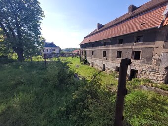 Statek 18.500 m2 s budovami a památkově chráněným zámkem - 5