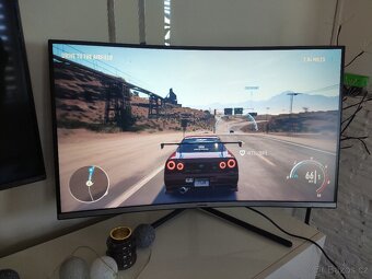32" Samsung U32R590 - 5