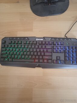 Stolní PC+ herní klávesnice myš - 5
