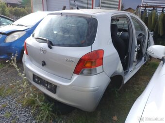 Toyota Yaris 2009 5 dveře, díly z auta - 5