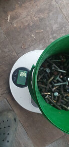 cca 50kg sroubu, serazenych - 5