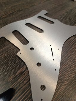 Pickguard pro STRATOCASTER broušený hliník - 5