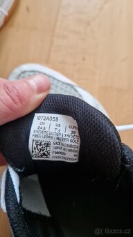 Tenisky, sálovky Asics Upcourt 4, velikost 39 - 5