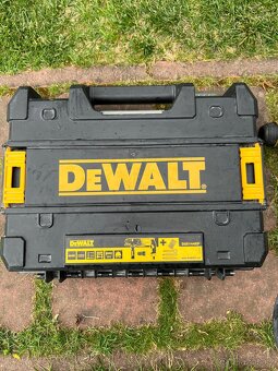 Prodám vrtací kladivo DeWALT D25144KP (900W) + příslušenství - 5