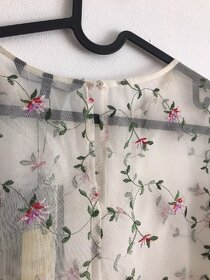 Bílá průsvitná květovaná halenka - zlevněno - 5