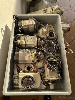 5x Průmyslový robot mitsubishi - 5