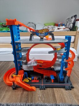 Mattel Hot Wheels City garáž se smyčkou FTB69 - 5