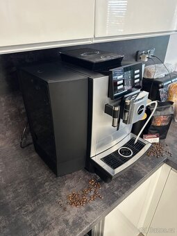 Jura X8 s čisticími prostředky a kávou - 5