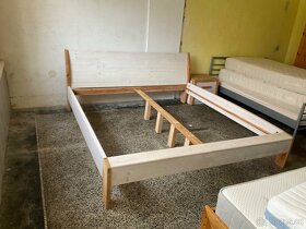 Moderní manželská postel borovice Masiv - 5