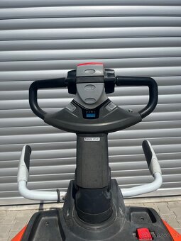 Elektrický nízkozdvižný paletový vozík TOYOTA - 5
