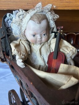 Sběratelský komplet – kočárek + porcelánová panenka - 5