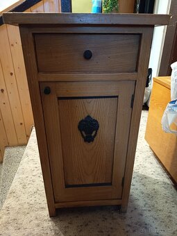 Zachovalé starožitné skříně + noční stolky - 5