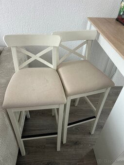 Barový stůl s policemi a se židlemi. - 5