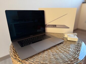 Na prodej: MacBook Pro 15,4 (2019) - 5