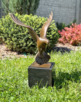 Luxusní bronzová socha holuba v letu symbol míru a svobody d - 5