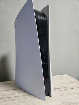 PlayStation 5 s mechanikou + God of War + stylový stojan - 5