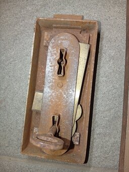 Staré dvířka od bezpečnostní schránky - 5