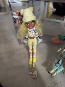 Šatník s oblečením a panenkami - 5