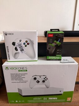 Xbox one S 1TB + 2x ovladač + dokovací stanice - 5