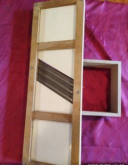 Nabízím kruhadlo na zelí se 3 noži vel. 73x23,5cm - 5