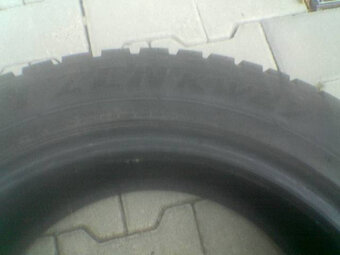 Prodej starších zimních pneumatik KUMHO 235-50-17. 6-7 mm. - 5