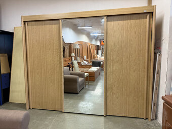 Třídveřová velká šatní skříň s posuvnými dveřmi - 5