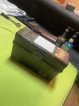 Starý vojenský přenosný telefon - 5